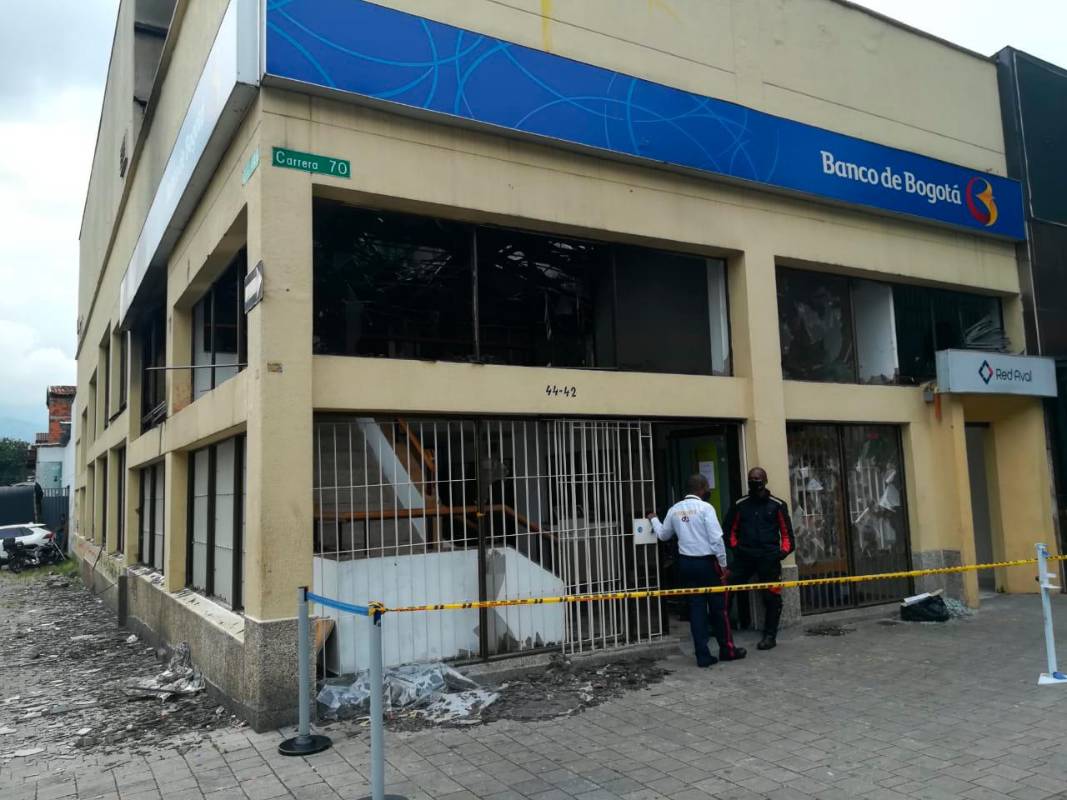 Tras una larga marcha pacífica en Medellín un grupo de personas atacaron las sedes de varios bancos en la carrera 70 y la 74, además de algunos bienes públicos. Foto: Manuel Saldarriaga