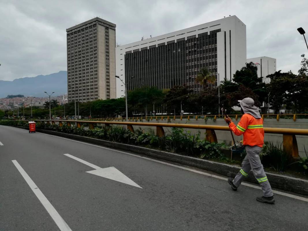 Los escobitas no paran en su labor de mantener limpia la ciudad. Foto: Manuel Saldarriaga