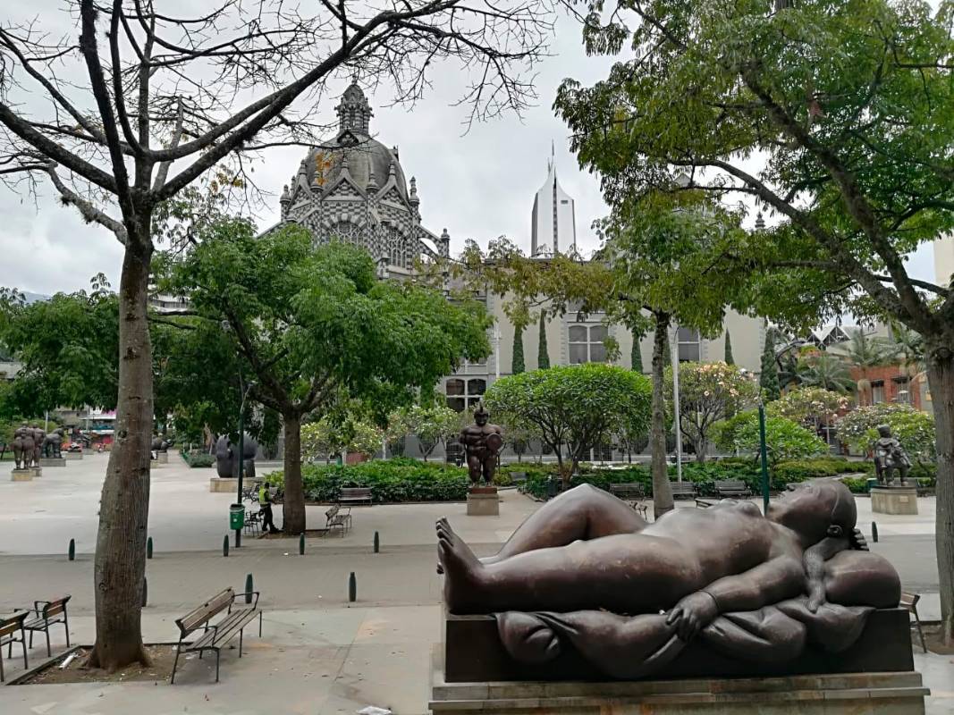 Sola y sin los acostumbrados turistas permanece la Plaza Botero. Foto: Manuel Saldarriaga