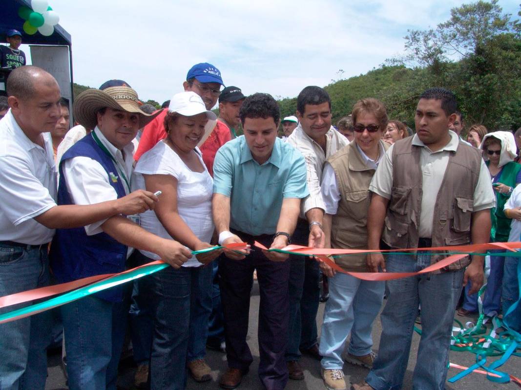 La construcción e inauguración de esta vía fue celebrado por los mandatarios y habitantes del Bajo Cauca antioqueño. Foto Cortesía