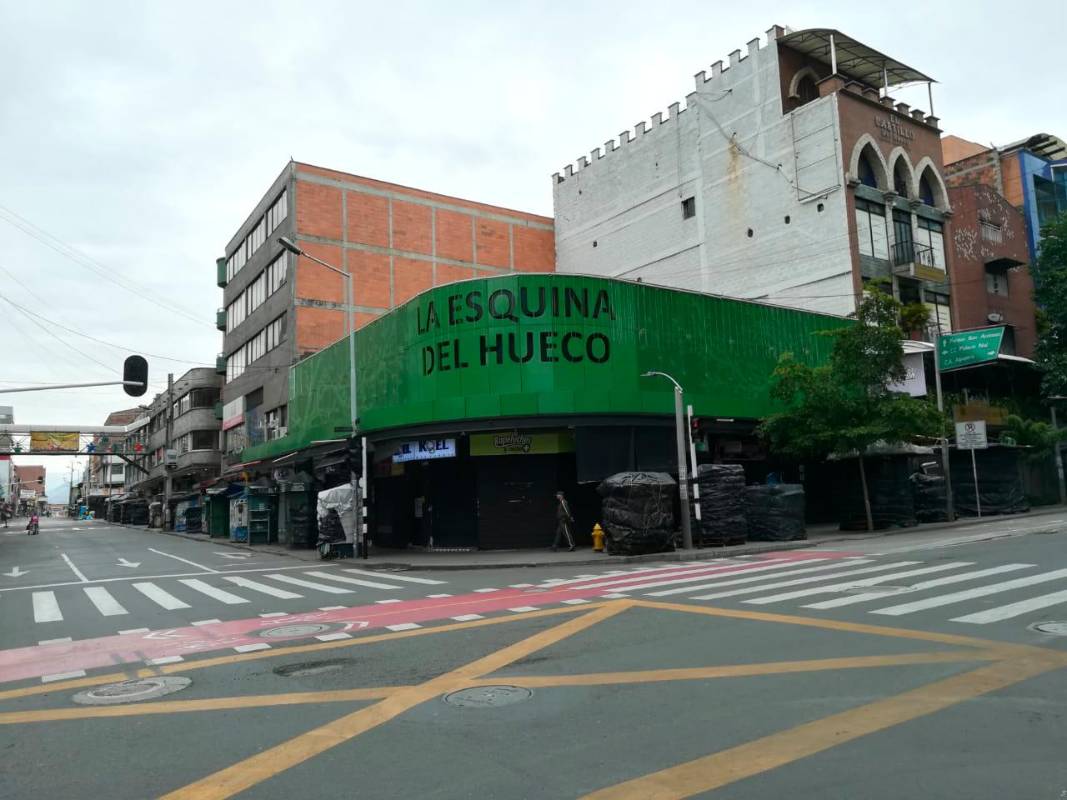 Comercio cerrado y calles vacías es lo que se ve en el popular sector comercial del Hueco, en la mañana de este primero de enero. Foto: Manuel Saldarriaga