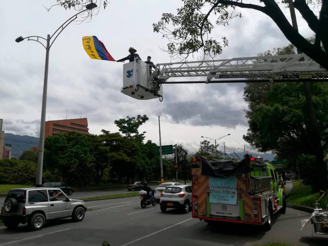 El plantón también fue en apoyo al cuerpo de bomberos de Bogotá. Foto Manuel Saldarriaga