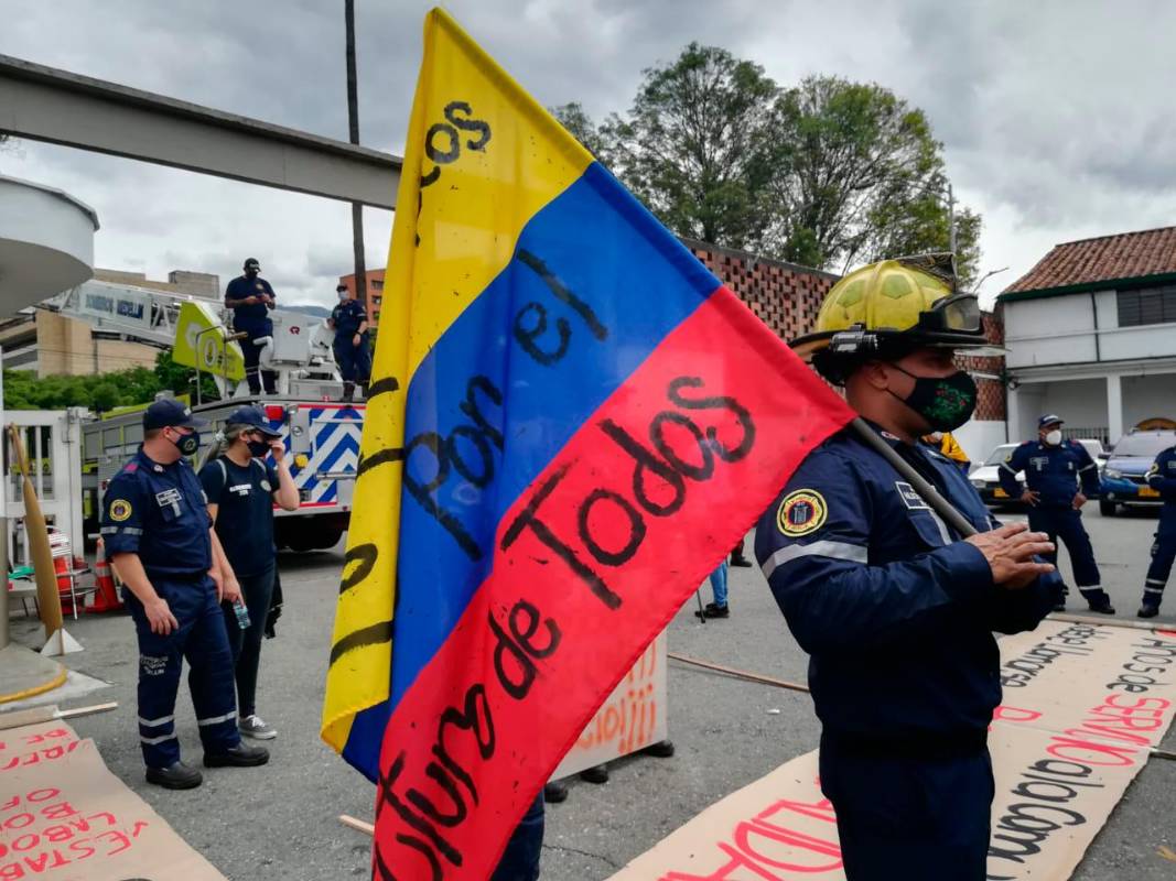 Según los oficiales del cuerpo de bombero de Medellín, está resolución pone unas condiciones muy exigentes para estar en un cuerpo de bomberos. Foto Manuel Saldarriaga 