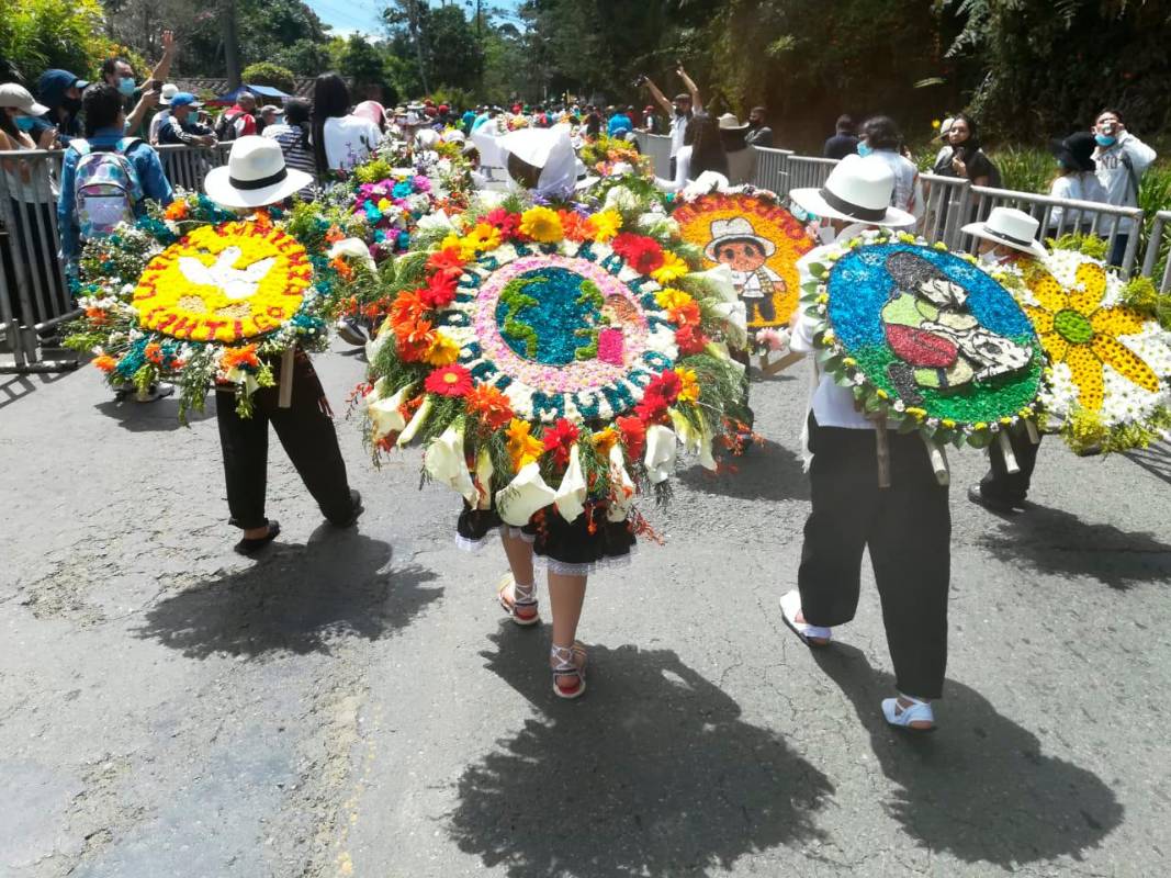 Por las calles de Santa Elena los niños silleteros recorrieron mostrando las flores que cultivan sus padres. Foto: Manuel Saldarriaga