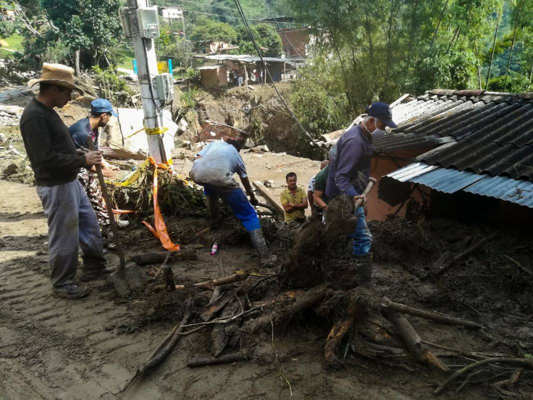 Una adulta mayor y dos niños son las víctimas que deja la creciente, quienes estaban en su casa cuando la fuerza del agua arrasó con todo. Foto: Manuel Saldarriaga