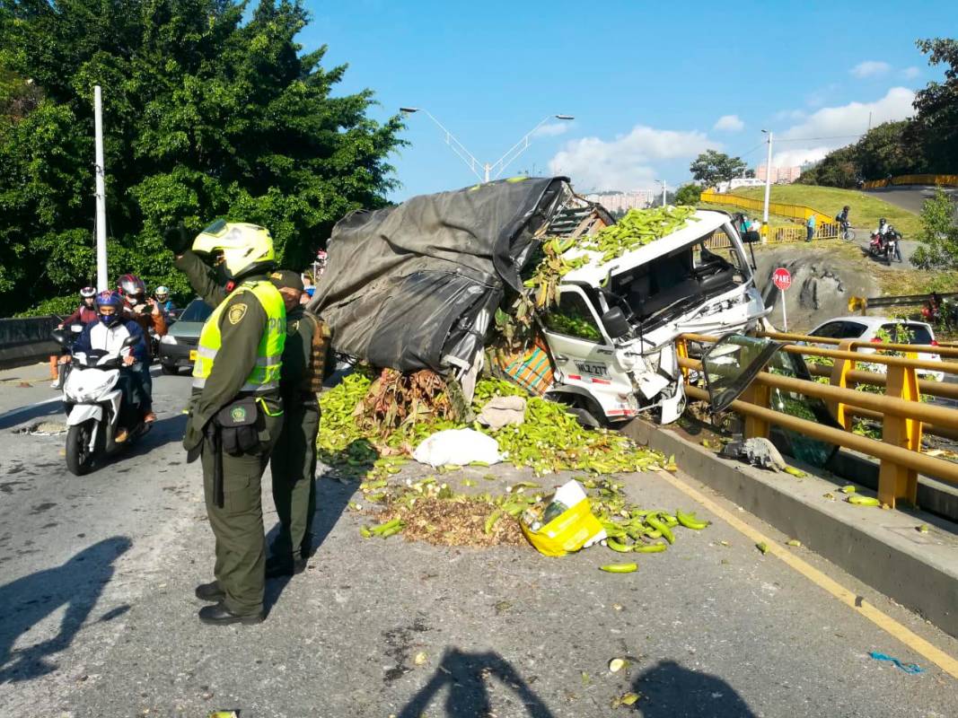 La Policía hizo presencia para regular y controlar el flujo de los vehículos. Foto: Manuel Saldarriaga 