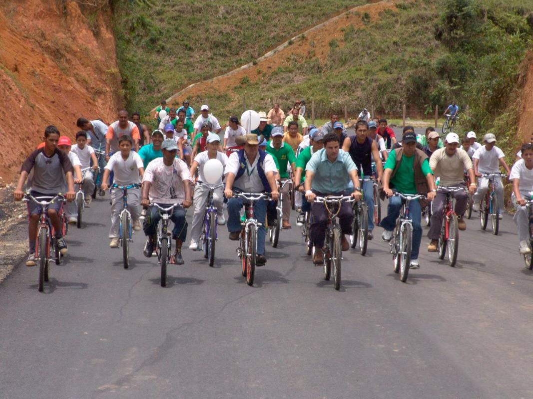 La construcción e inauguración de esta vía fue celebrado por los mandatarios y habitantes del Bajo Cauca antioqueño. Foto Cortesía