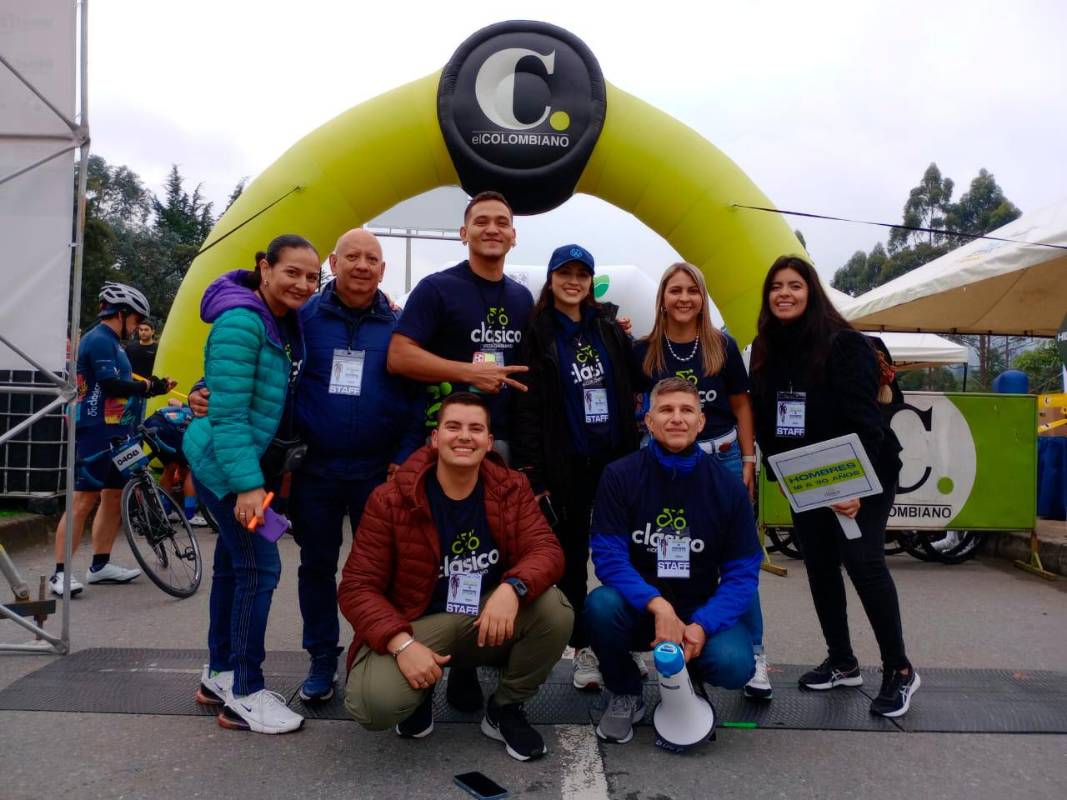 Parte del equipo de EL COLOMBIANO que participa con el apoyo a la logística y la organización del Clásico. FOTO Manuel Saldarriaga