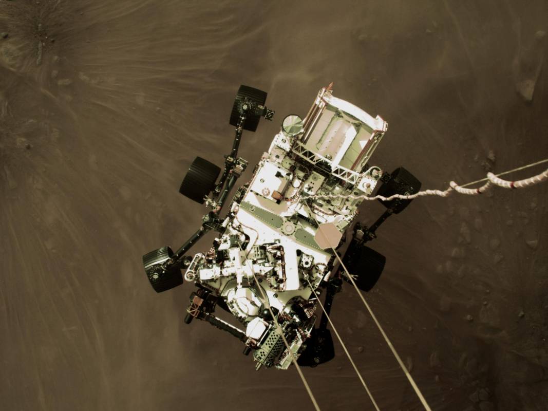 Perseverance, un robot que pasará al menos dos años en el cráter Jezero, examinando la geología del planeta, recogiendo muestras y buscando signos de vida antigua. Foto : NASA