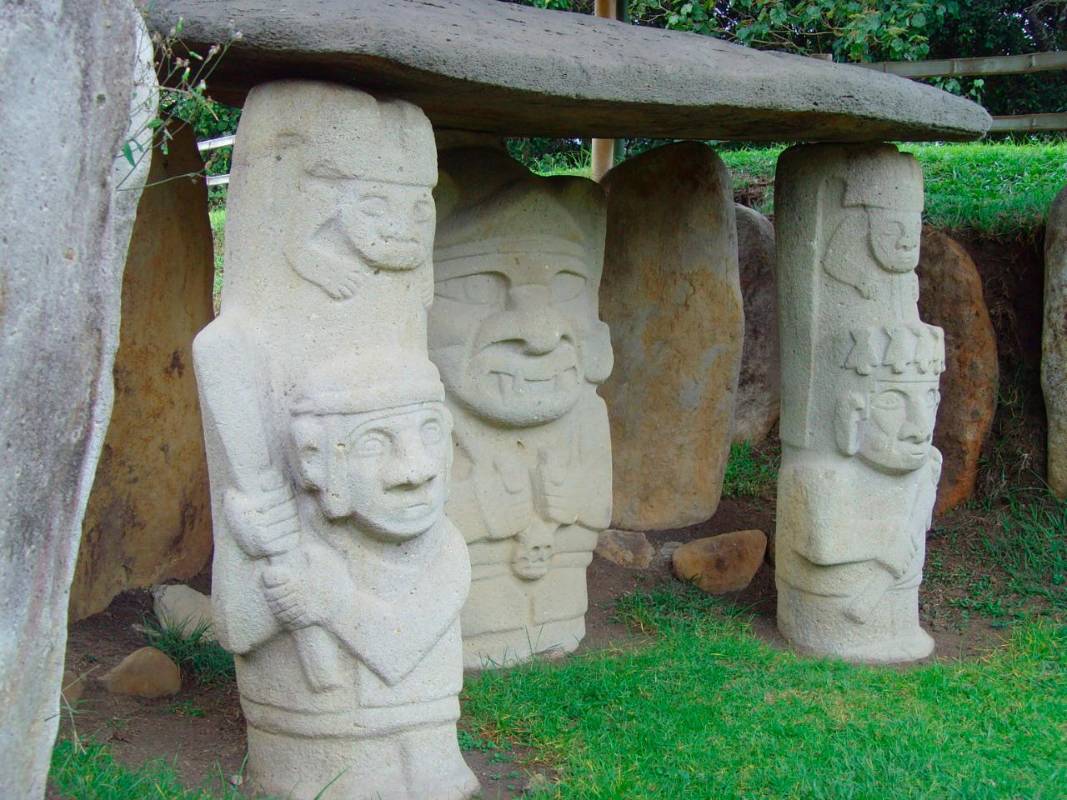 San Agustín, alberga restos precolombinos esparcidos en distintos sitios. En el Bosque de las Estatuas, hay tumbas y figuras talladas en piedra volcánica, en medio de árboles nativos y flores. Foto : Nelson Mata 