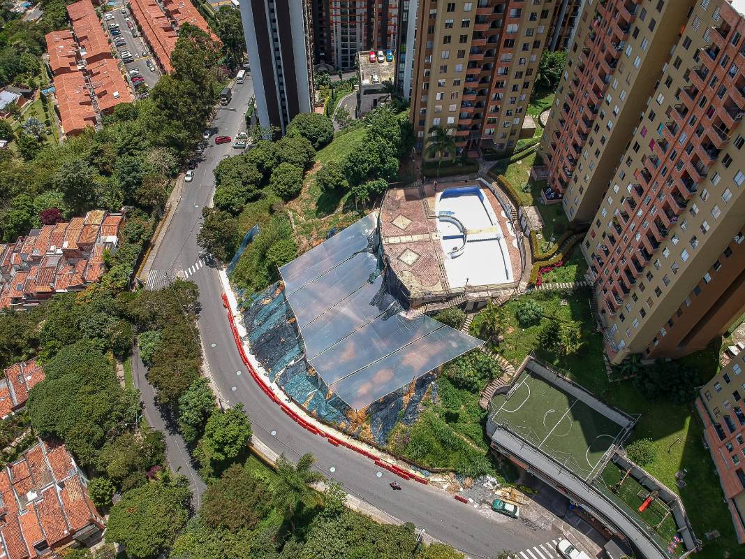 El terreno donde se desmontó el muro de 130 toneladas por un deslizamiento luce tapado con plásticos, a la espera de obras de fondo. Foto: Carlos Velásquez