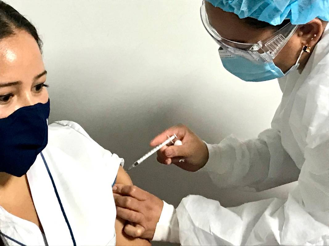 Después de recibir la vacuna, el personal de salud verifica que el paciente no tenga efectos adversos o presente alergia al medicamento. Foto: Julio Cesar Herrera.