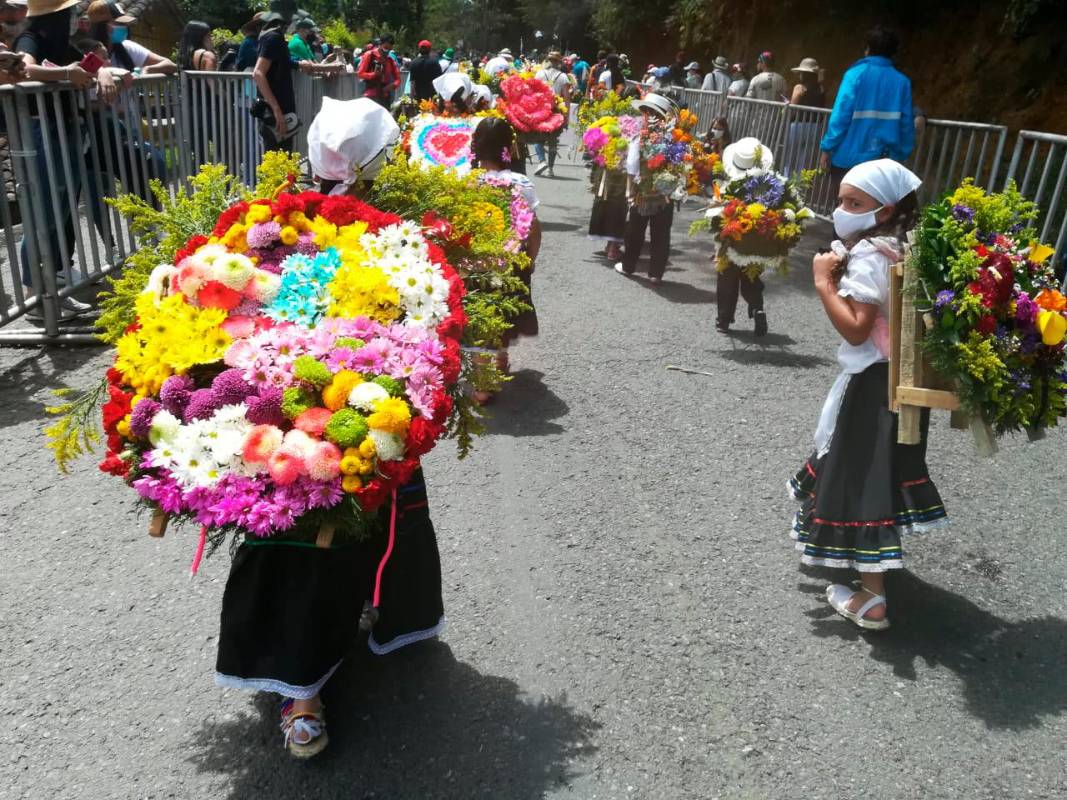 Decenas de niños desfilaron sus silletas tradicionales por varias veredas del corregimeinto. Foto: Manuel Saldarriaga
