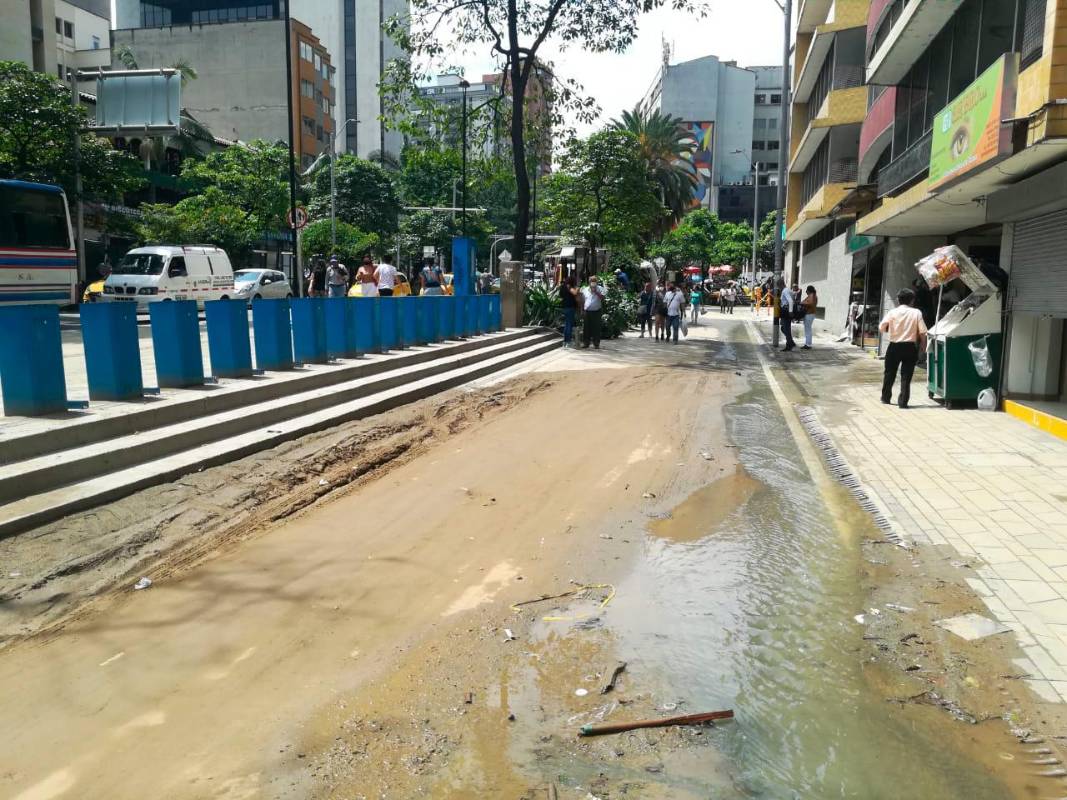 Las calles estaban intransitables el viernes, en la mañana del sábado ya se podía ver el desastre causado por el agua. Foto: Manuel Saldarriaga