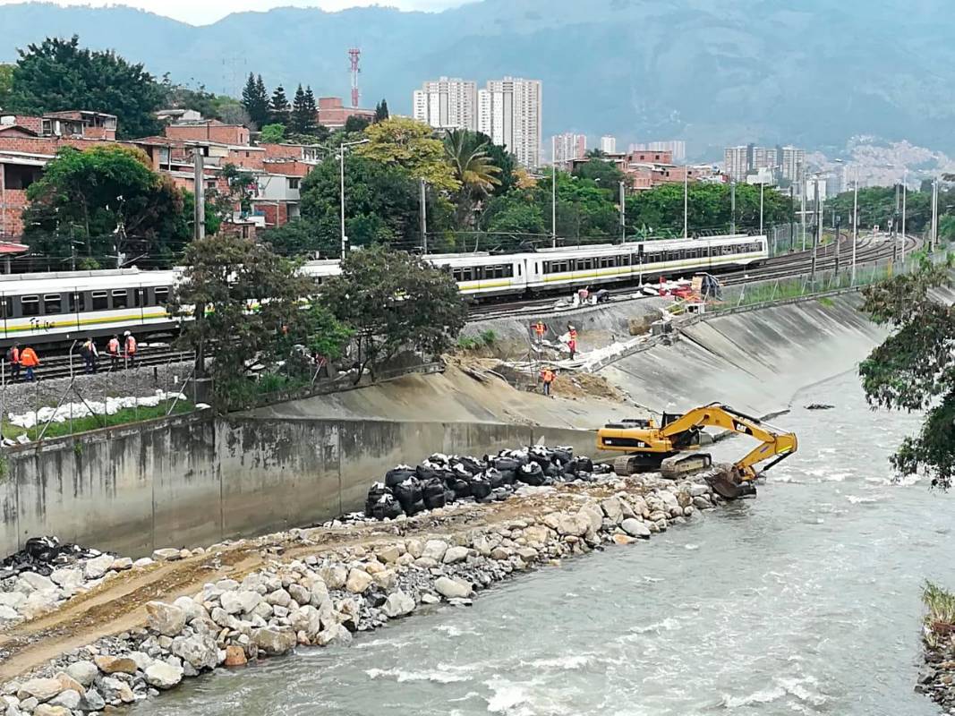 El sistema declaró la Urgencia Manifiesta para las reparaciones de este tramo que están estimadas en 8 mil millones de pesos. Hay otros seis puntos de riesgo paralelos al río de Medellín. Foto Manuel Saldarriaga