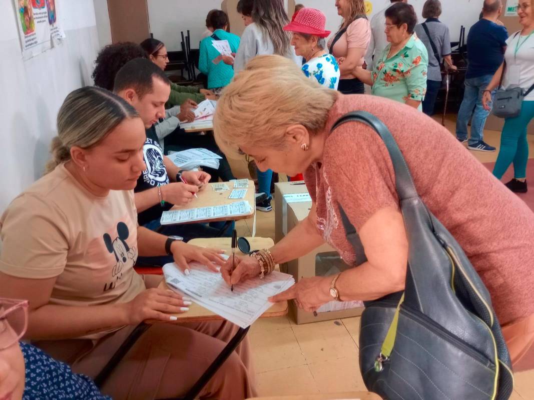 Otro municipio en el que las elecciones continúan en orden y con gran asistencia, son las de Envigado, como puede verse en el puesto de votación de la Institución Educativa Fernando González. Foto: Manuel Saldarriaga. 