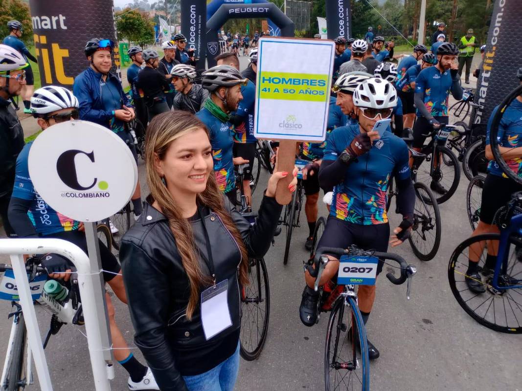 En el sitio se dio la bienvenida a los pedalistas, pero también se les entregaron las instrucciones para esta fiesta ciclística. FOTO Manuel Saldarriaga