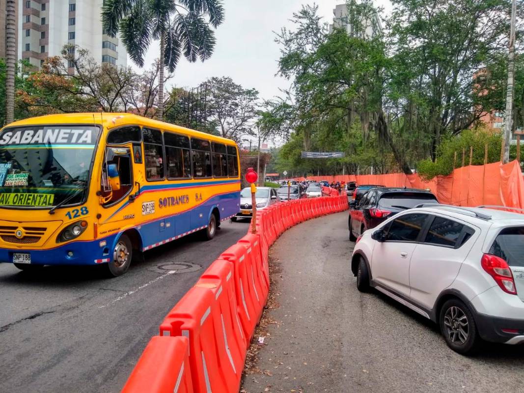 Esa construcción de Metroplús estaba parada desde el pasado 15 de febrero por las denuncias ciudadanas que piden que la obra sea suspendida por el impacto ambiental. FOTO: JAIME PÉREZ