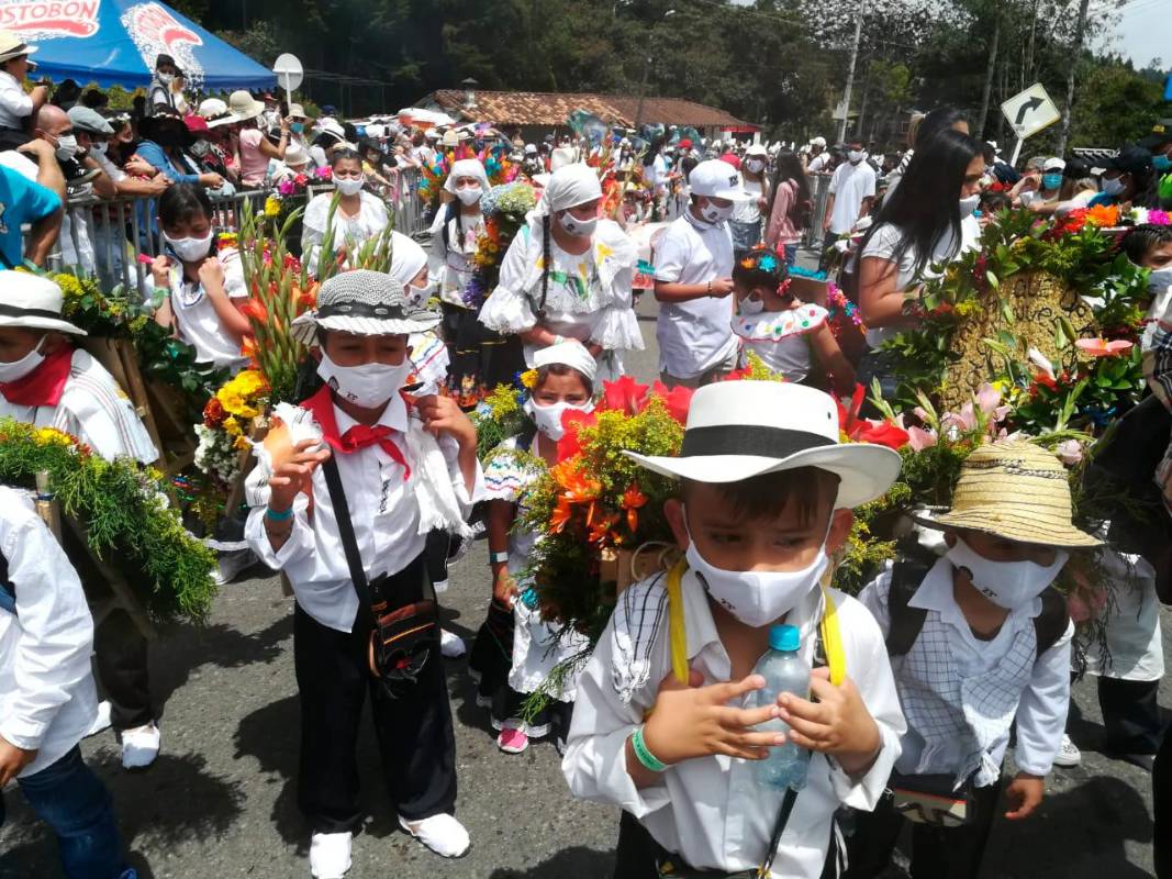 Decenas de niños desfilaron sus silletas tradicionales por varias veredas del corregimeinto. Foto: Manuel Saldarriaga