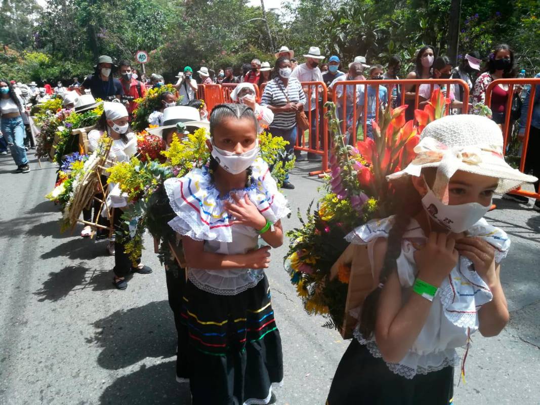 Por las calles de Santa Elena los niños silleteros recorrieron mostrando las flores que cultivan sus padres. Foto: Manuel Saldarriaga
