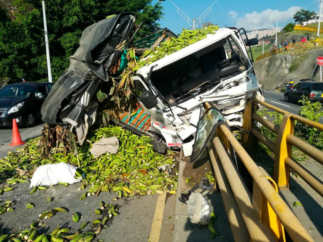 El camión que venía con un cargamento de plátanos fue impactado por un bus. El camión chocó contra la protección de la vía. Foto: Manuel Saldarriaga 