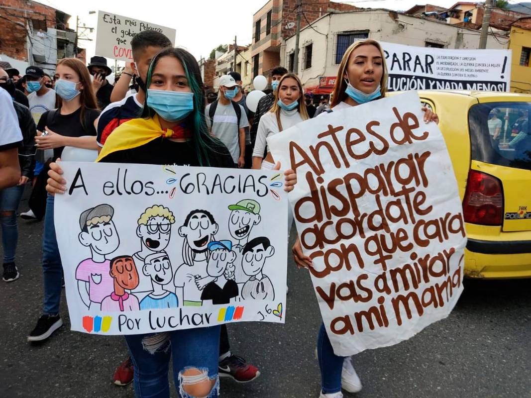 Con pancartas que rechazan la violencia que vive el país en este momento, los participantes enviaron un mensaje de tolerancia a los colombianos. Foto: Jaime Pérez