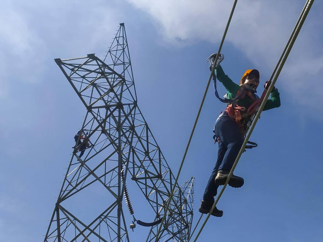 El trabajo de linieros o linieras, tradicionalmente lo han desarrollado hombres, por lo que las mujeres serán pioneras en el oficio. Foto: Esneyder Gutiérrez 