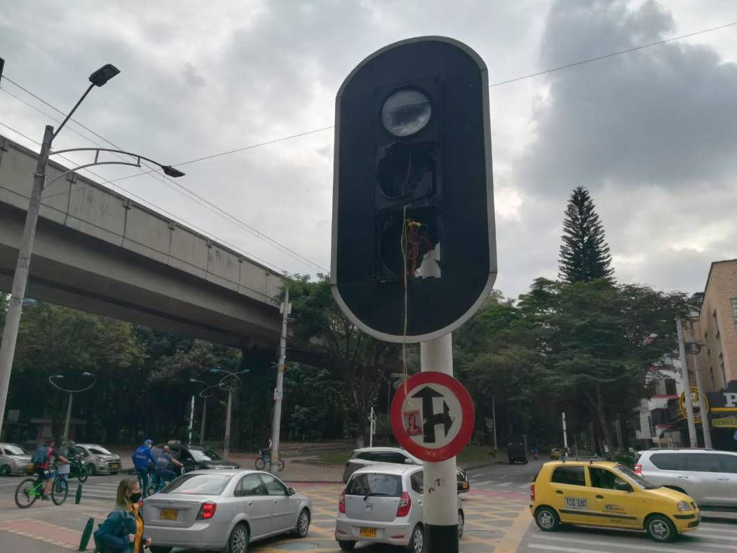 Tras una larga marcha pacífica en Medellín un grupo de personas atacaron las sedes de varios bancos en la carrera 70 y la 74, además de algunos bienes públicos. Foto: Manuel Saldarriaga