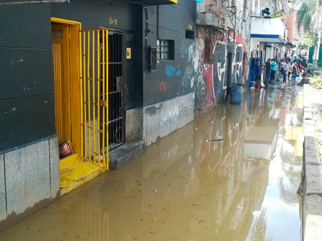 Algunos locales comerciales se llenaron de agua y tierra causando perdidas de enseres. Foto: Manuel Saldarriaga