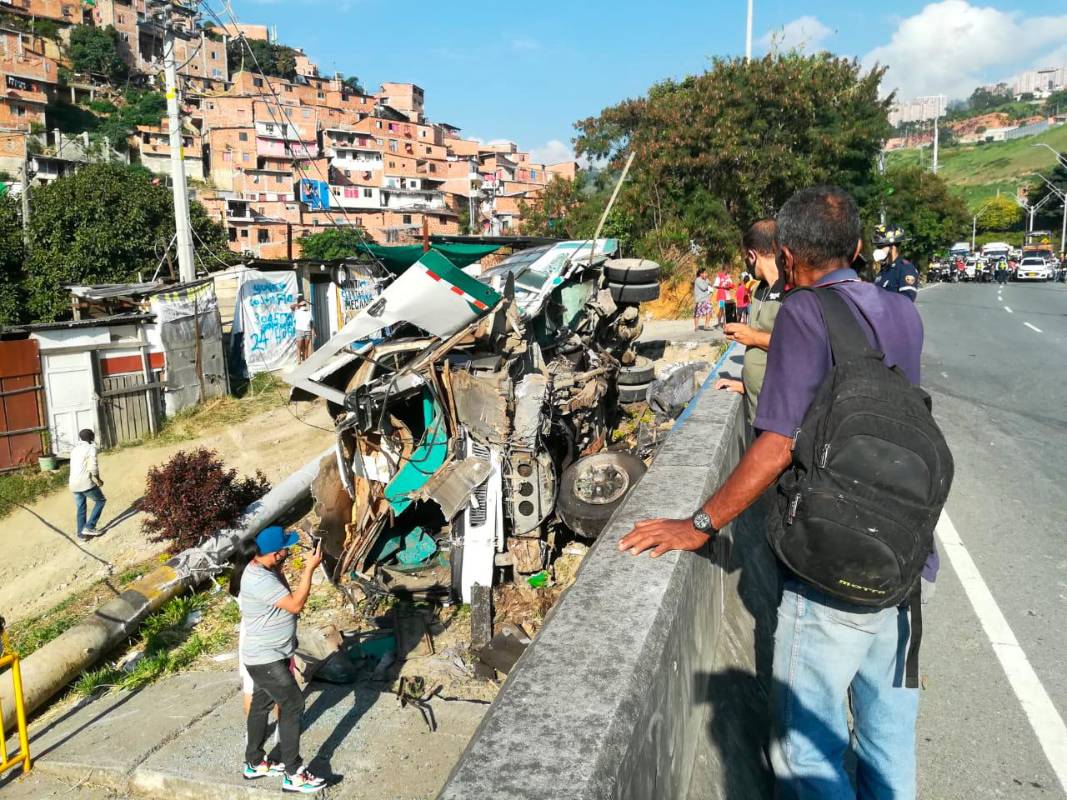 El accidente ocurrió cerca al barrio La Iguaná, zona noroccidental de la ciudad de Medellín. Foto: Manuel Saldarriaga