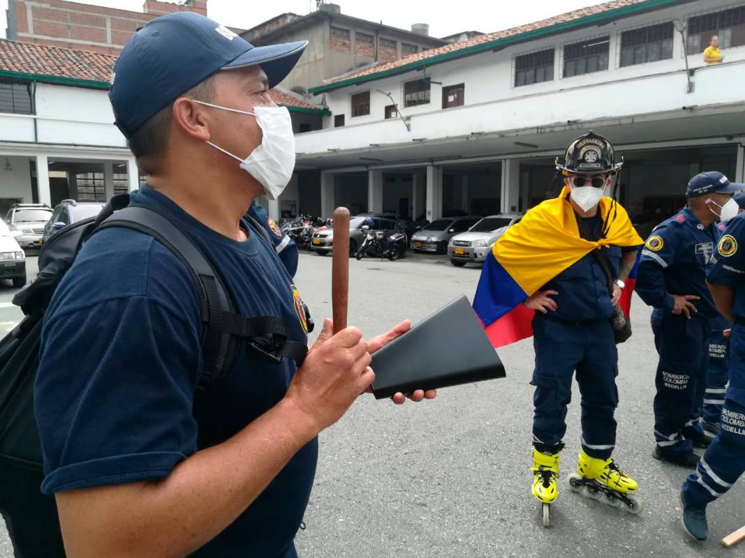 El plantón también fue en apoyo al cuerpo de bomberos de Bogotá. Foto Manuel Saldarriaga 