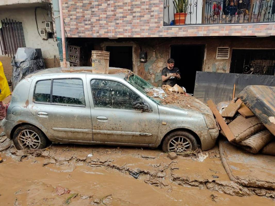 Algunos vehículos que se encontraban estacionados fueron afectados por el desbordamiento de la quebrada. Foto: Jaime Pérez