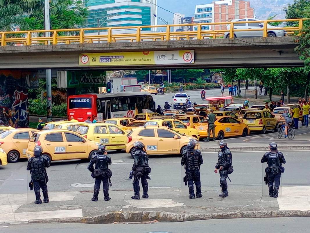 En los nueve principales puntos de concentración hay presencia de las autoridades quienes están evitando que llegue un alto número de taxistas que eventualmente haga incontrolable la situación. Foto: Manuel Saldarriaga