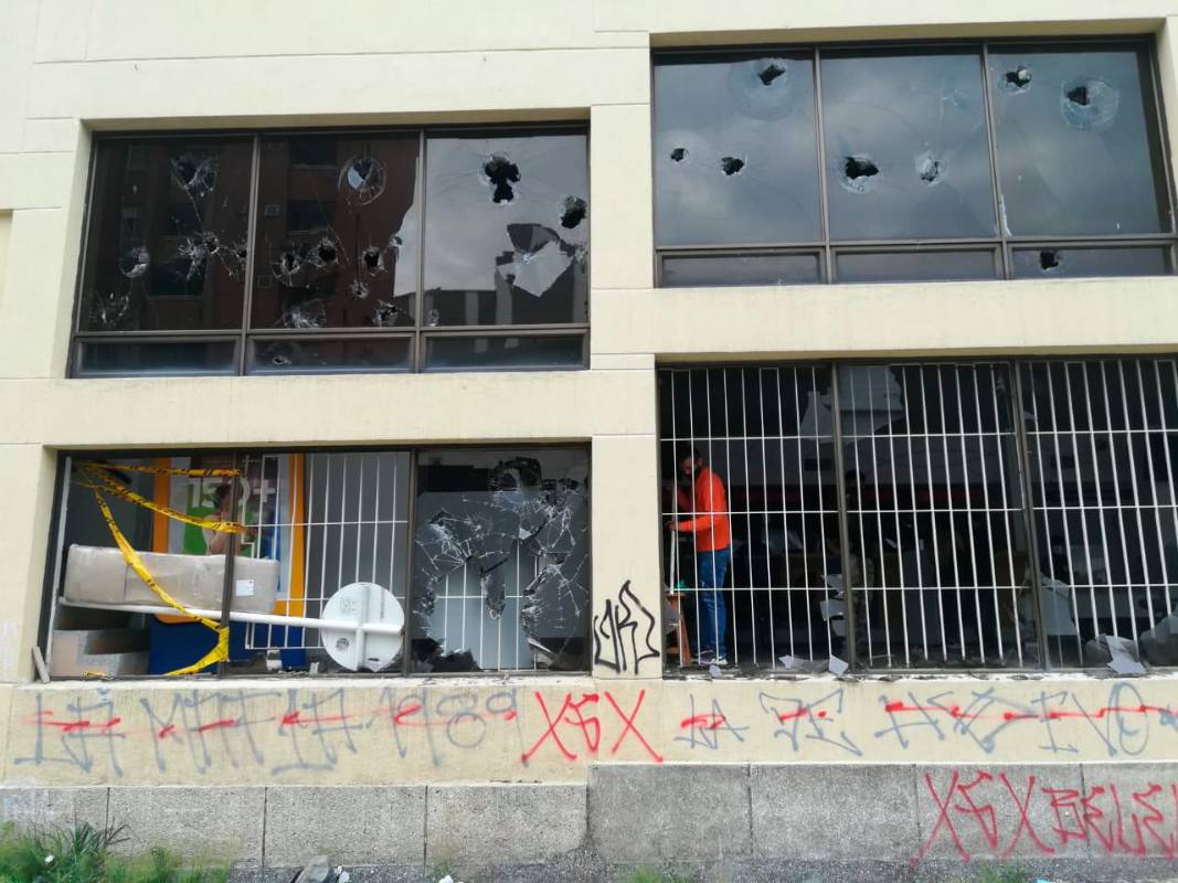 Tras una larga marcha pacífica en Medellín un grupo de personas atacaron las sedes de varios bancos en la carrera 70 y la 74, además de algunos bienes públicos. Foto: Manuel Saldarriaga