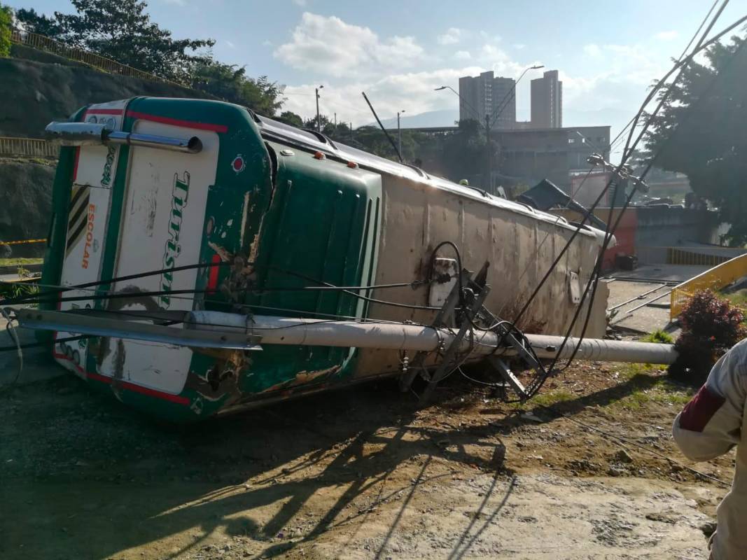 El bus bajaba por la vía a Santa Fe de Antioquia, sector La Iguaná, cuando chocó al camión. Foto: Manuel Saldarriaga 