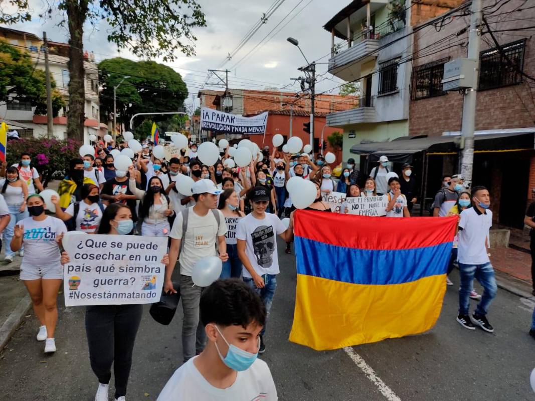 Marchando con globos blancos salió de Villa Hermosa una marcha pacífica con destino a Campo Valdés. Foto: Jaime Pérez