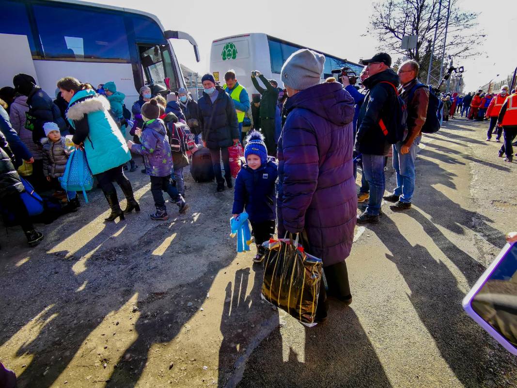 Miles de ucranianos inician un éxodo para huir de la guerra con Rusia. Foto Getty