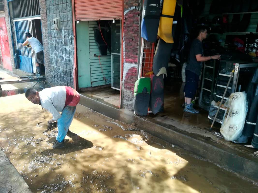 Pantano, alcantarillas tapadas y daños materiales dejaron las lluvias en el centro de Medellín. Foto: Manuel Saldarriaga