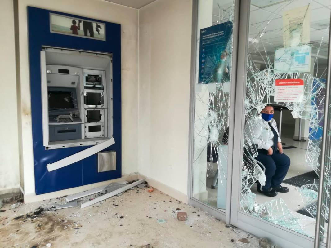Tras una larga marcha pacífica en Medellín un grupo de personas atacaron las sedes de varios bancos en la carrera 70 y la 74, además de algunos bienes públicos. Foto: Manuel Saldarriaga