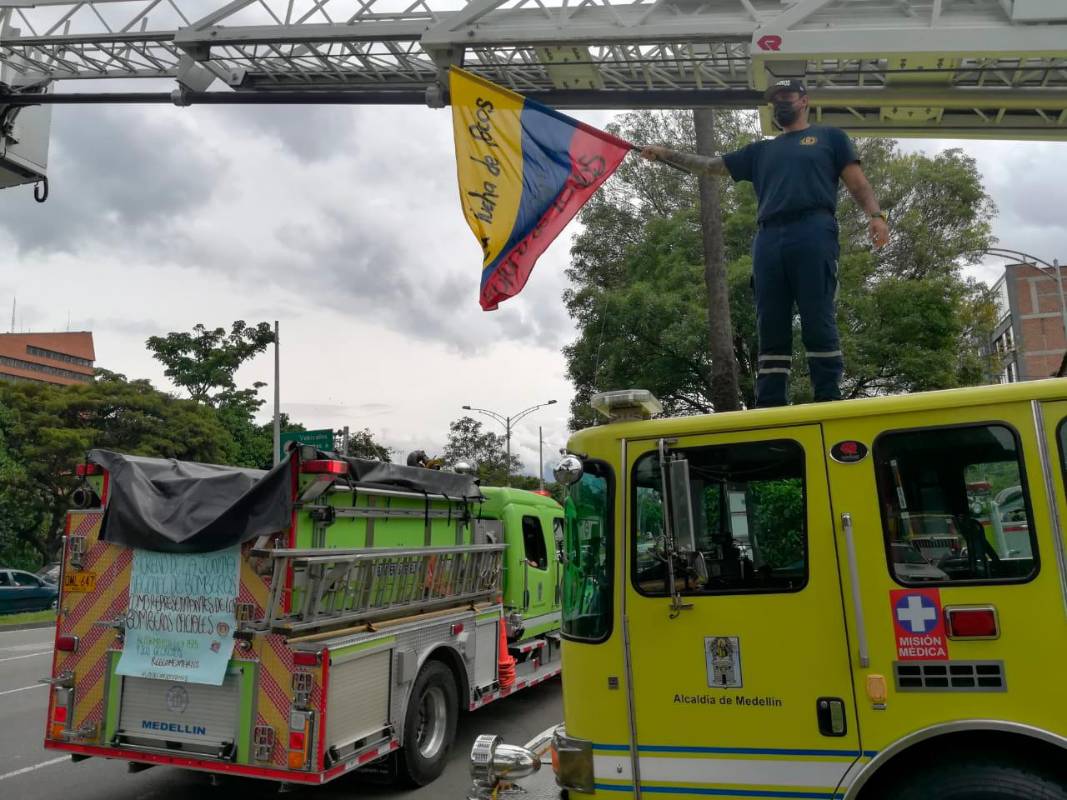 Según los oficiales del cuerpo de bombero de Medellín, está resolución pone unas condiciones muy exigentes para poder estar en un cuerpo de bomberos. Foto Manuel Saldarriaga 