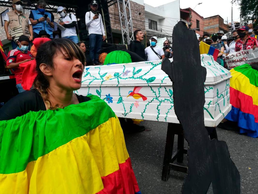 Los colectivos culturales realizaron presentaciones teatrales para dar inicio a las marchas. Foto Manuel Saldarriaga