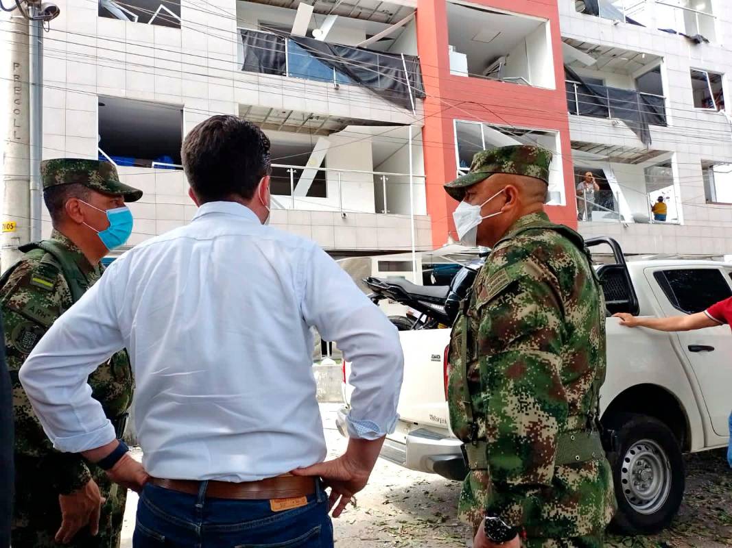 El ministro de Defensa, Diego Molano, y la cúpula militar llegaron esta mañana a la zona del ataque. FOTO CORTESÍA MINISTERIO DE DEFENSA