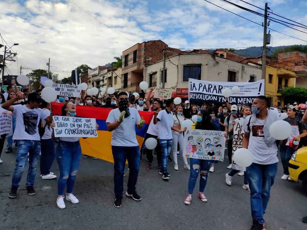 Vestidos de blanco y negro las personas marchan de forma pacífica. Foto: Jaime Pérez