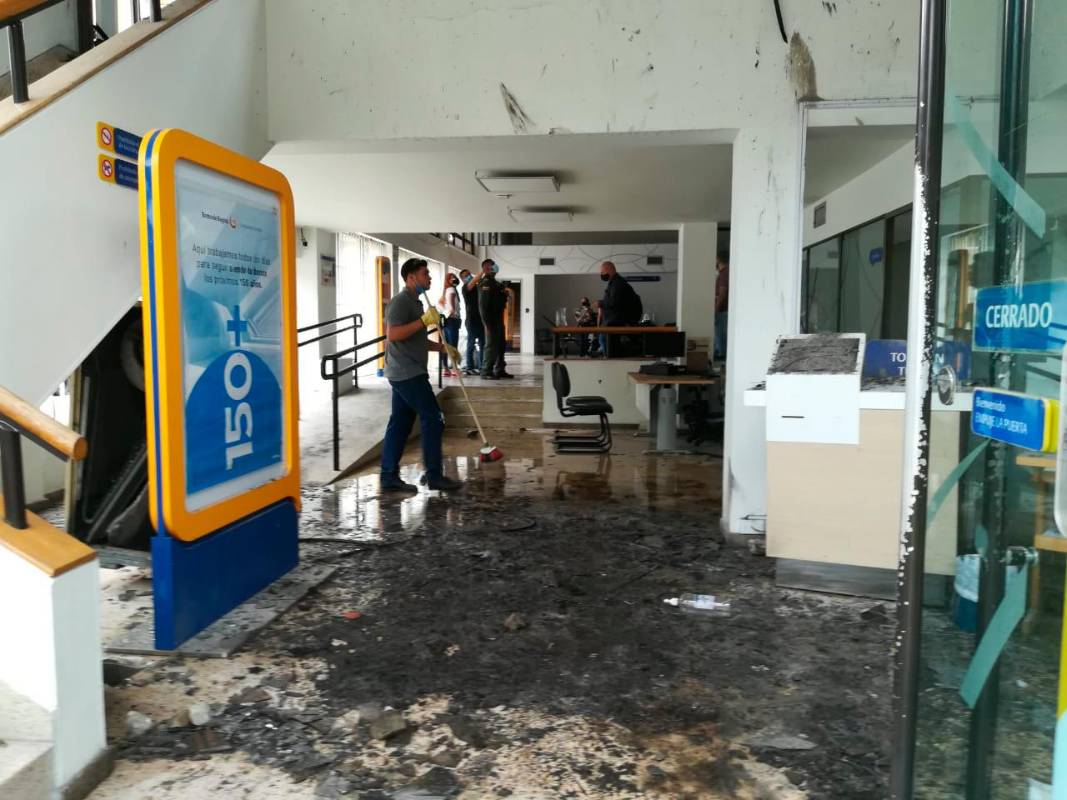 Luego de una larga marcha pacífica en Medellín un grupo de personas atacaron las sedes de varios bancos en la carrera 70 y la 74, además de algunos bienes públicos. Foto: Manuel Saldarriaga
