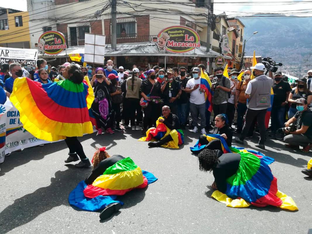 Los colectivos culturales realizaron presentaciones teatrales para dar inicio a las marchas. Foto Manuel Saldarriaga