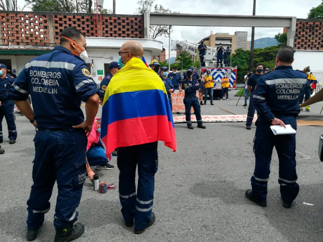 Los bomberos están preocupados porque con está resolución al menos 140 bomberos de Medellín estarían en peligro de quedar por fuera. Foto Manuel Saldarriaga 