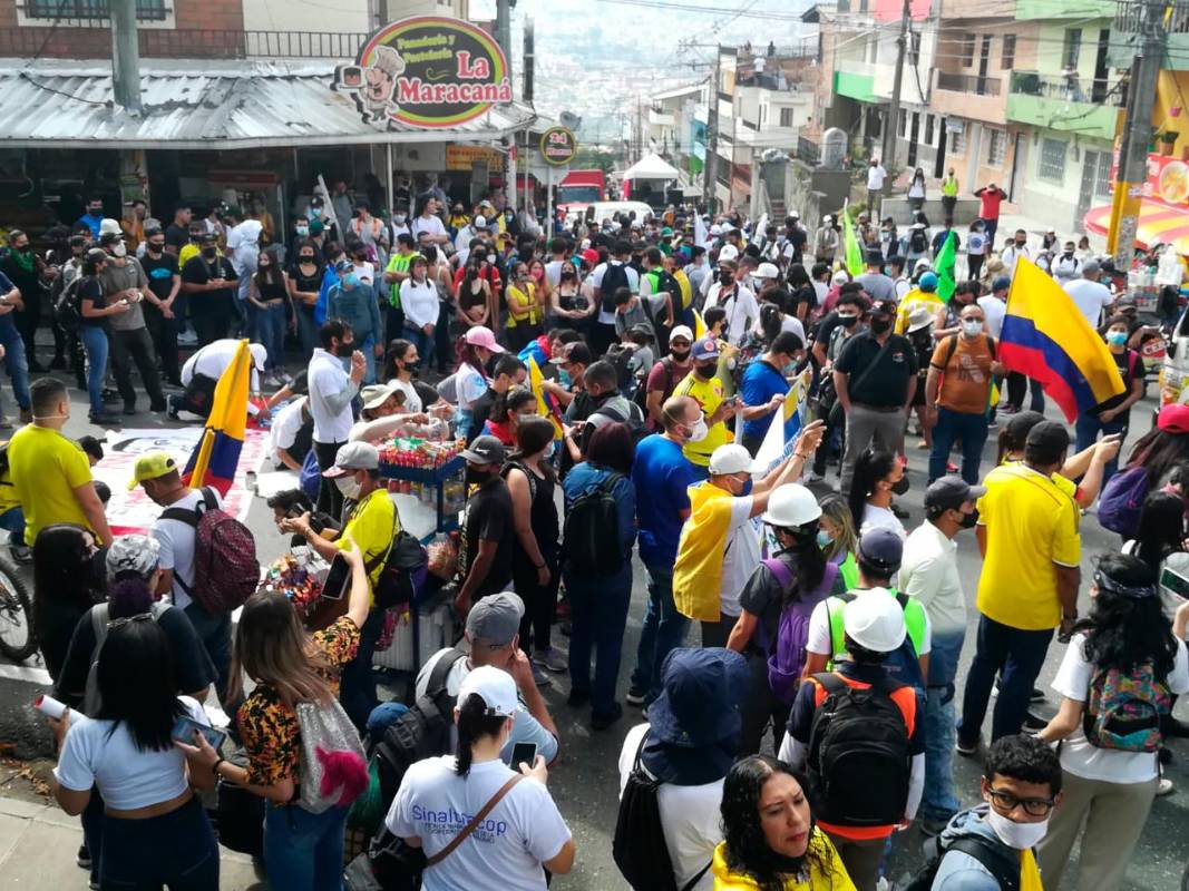 La marcha en Medellín salió a las 9:50 de la mañana desde la cancha La Maracaná del barrio La Esperanza. Foto Manuel Saldarriaga