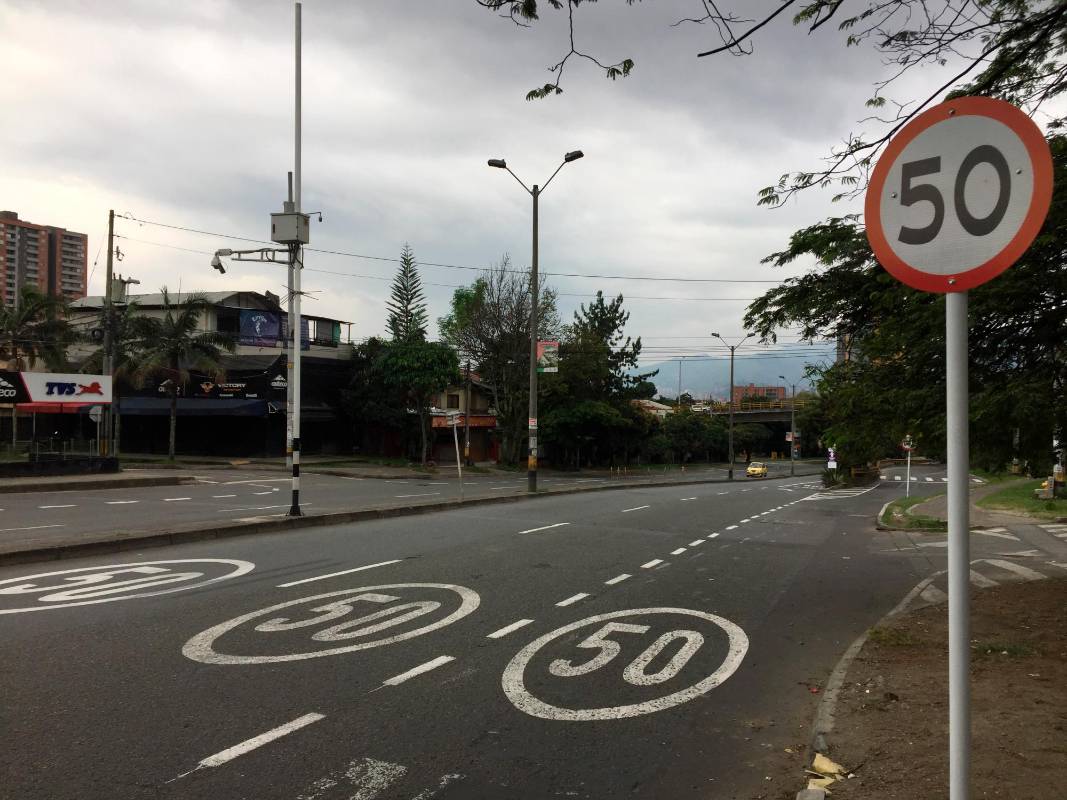 Por el sector del Éxito de Robledo la soledad era tal que las personas que madrugaron a trabajar tuvieron que caminar hasta encontrar los buses. Foto: Edwin Bustamante 