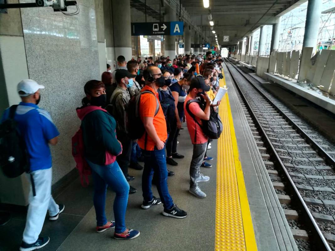 Después de quince días de contingencia, la línea A entró a operar con normalidad a partir de este lunes a las 5:00 de la mañana. Foto Manuel Saldarriaga