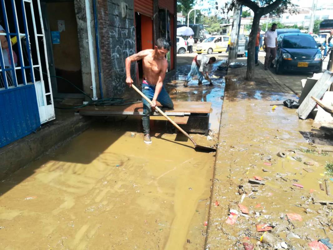Algunos locales comerciales se llenaron de agua y tierra causando perdidas de enseres. Foto: Manuel Saldarriaga